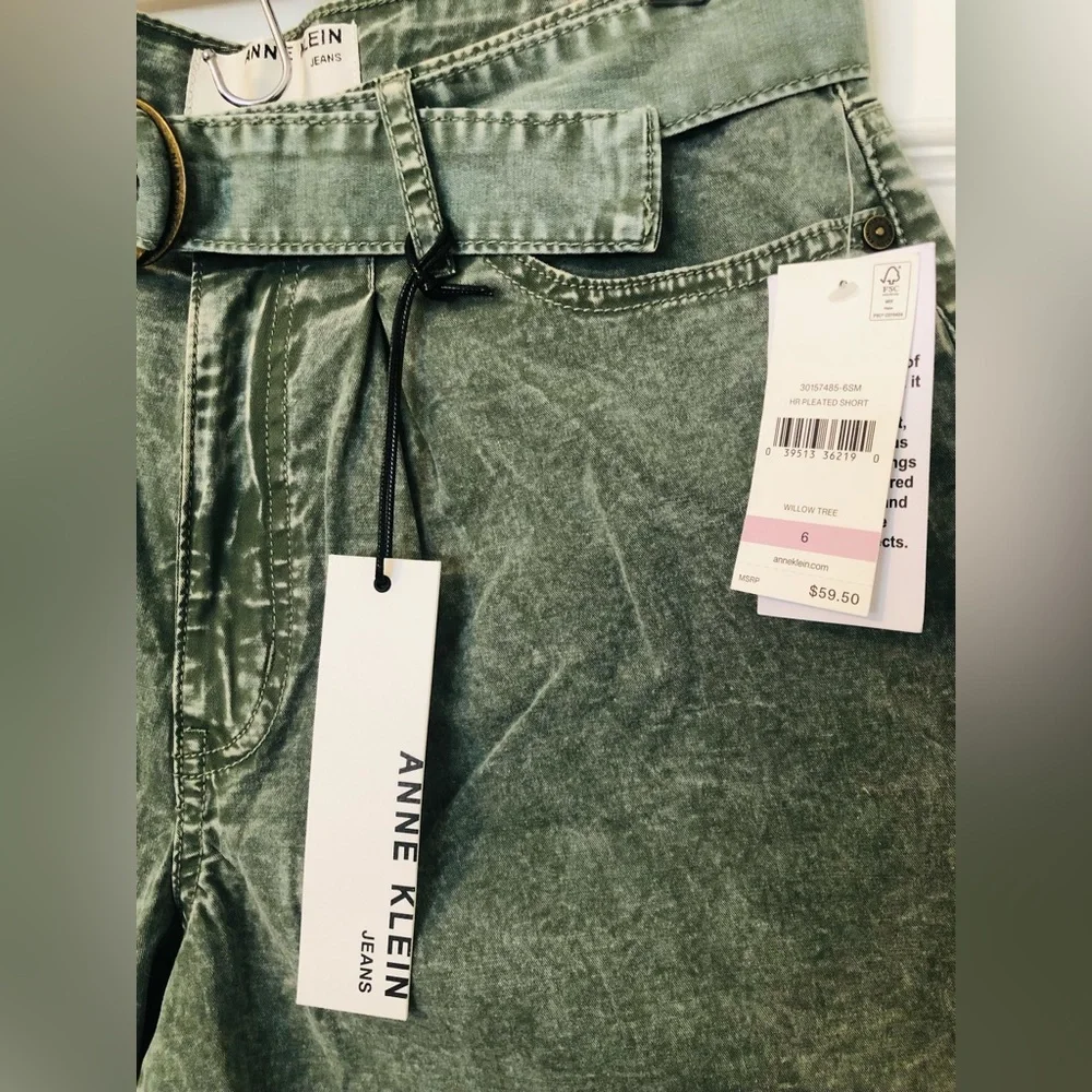 Anne Klein pleated shorts - Picture 3 of 6